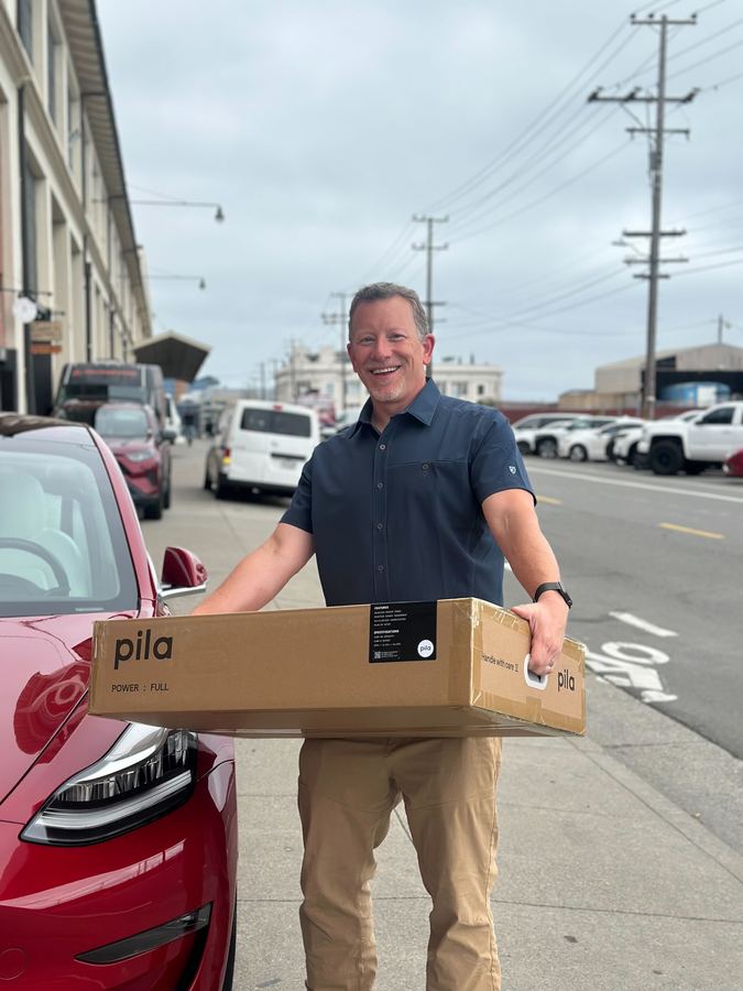Dorian carrying his Pila delivery